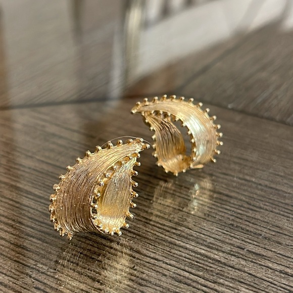 Vintage Leave Shaped Gold-tone Clip Earrings - Picture 2 of 13